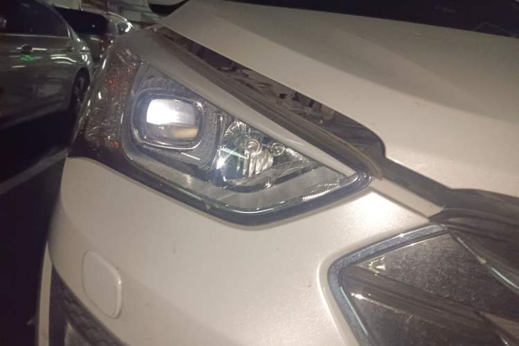 Used Hyundai Grand SantaFe 2013 3.0L 7-Seater 4x4 Flagship Edition Right Front Headlight