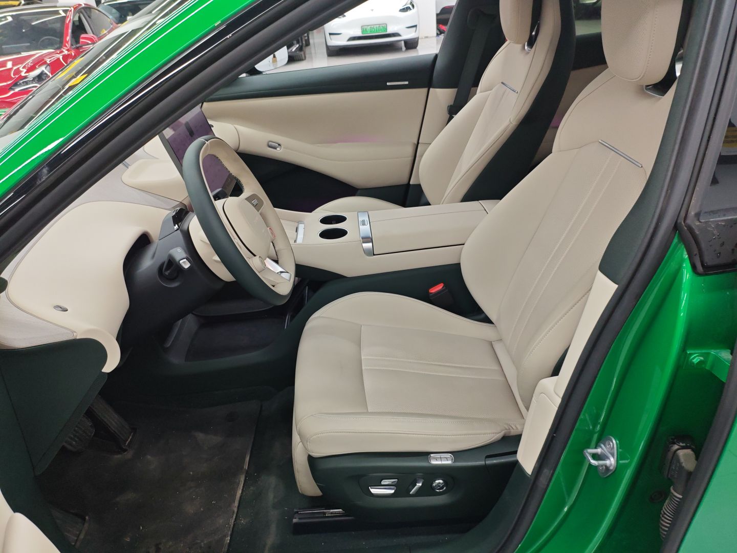 المقاعد الأمامية داخل السيارة