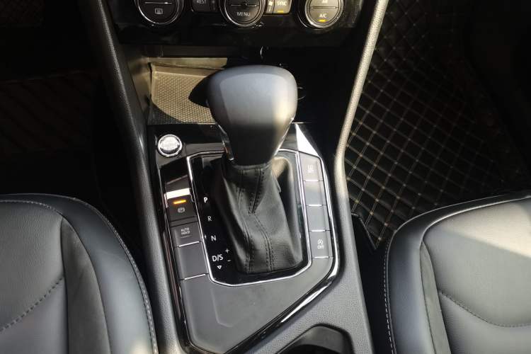 Used Volkswagen Tiguan L 2019 Updated Version 330TSI Automatic Two-Wheel Drive Panoramic Comfort Edition China VI Standard Gear Lever