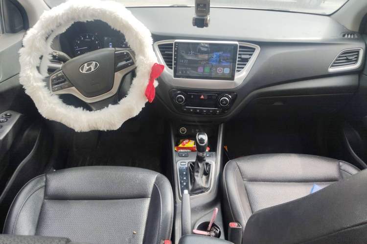 Used Hyundai Verna (new generation) 2016 1.6L Automatic Elite Edition TOP Center Console