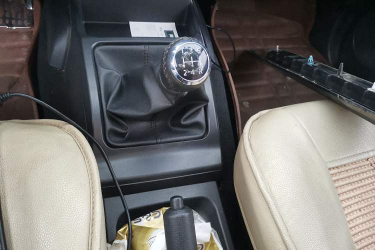 Used Great Wall Wingle 5 2016 2.8T Two-Wheel-Drive Entry-Level GW2.8TC Big Double-Cab GW2.8TC Gear Lever