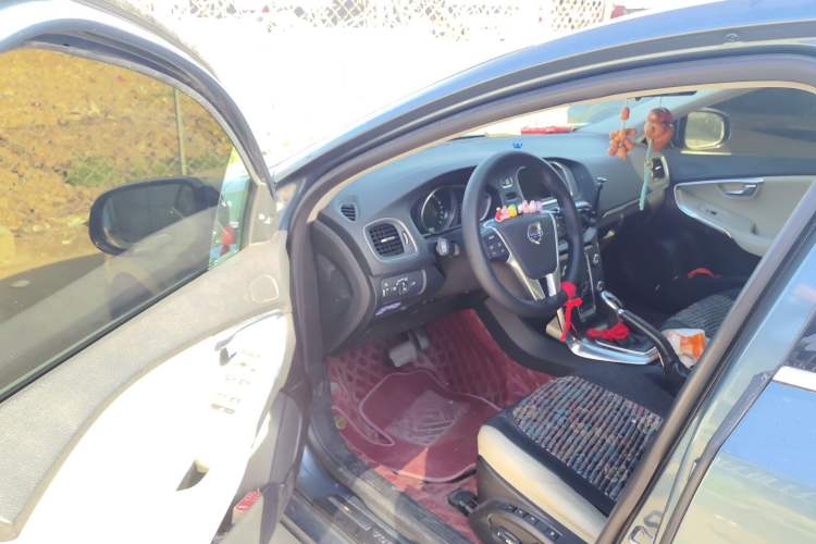 Used Volvo V40 2013 2.0T Zhiya Edition
