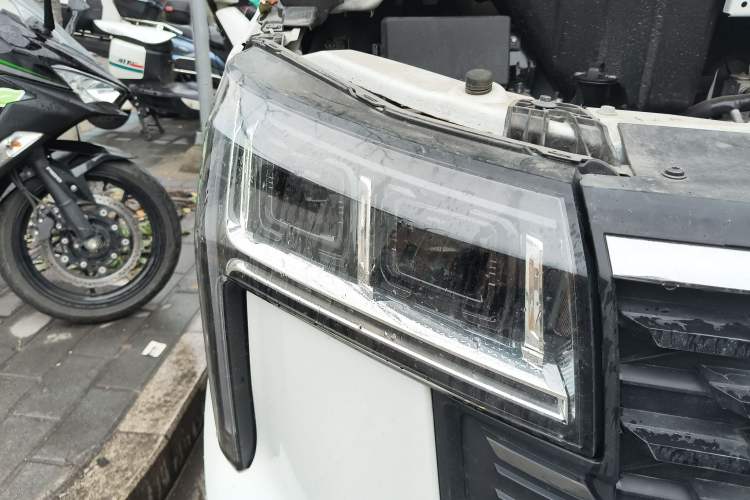 Used SAIC MAXUS Xintu V80 2025 PRO Aoyuntong 2.0T Manual Long Wheelbase Mid-Height 6/7/8/9-Seater Right Front Headlight