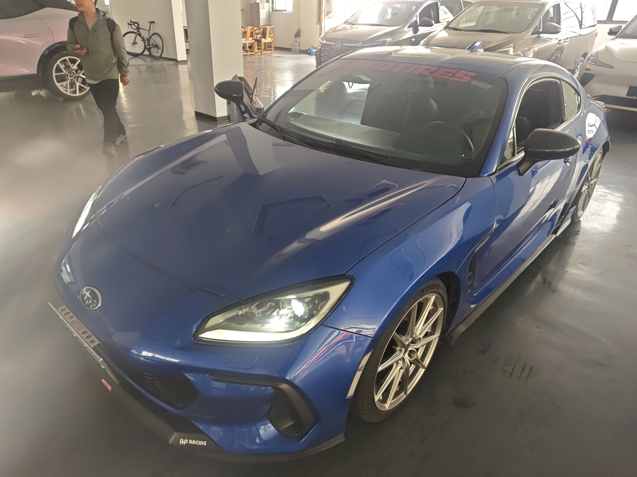 تحت مقدمة السيارة