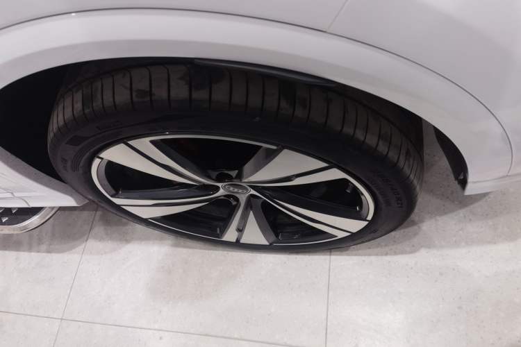 Used Audi Q5L 2026 Model Range: Intelligent Hybrid Premium Edition Right Front Wheel Hub