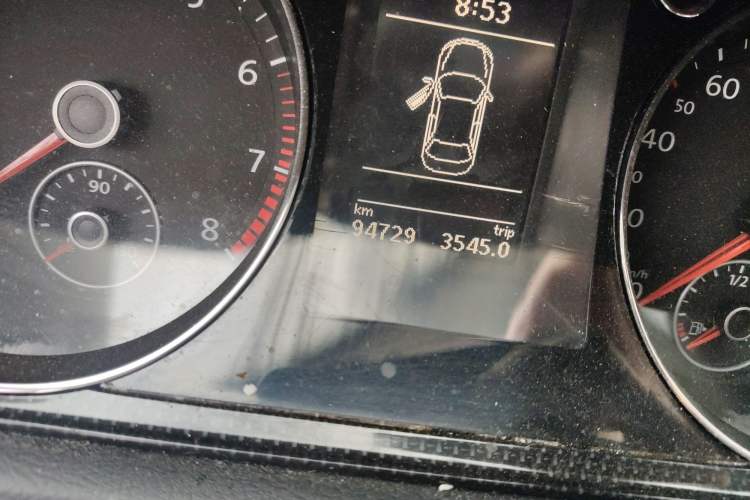 Used Volkswagen Magotan 2015 1.8TSI Luxury Model Odometer Close Up