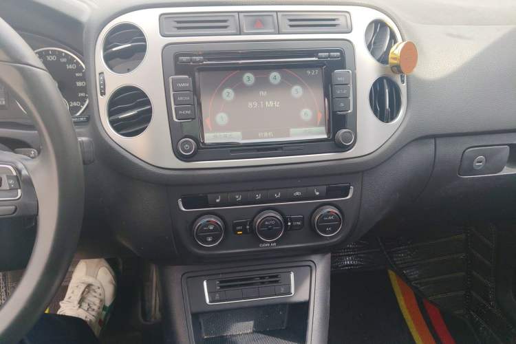 Used Volkswagen Tiguan 2016 300TSI Automatic Two-Wheel Drive Luxury Edition Audio And AC Panel