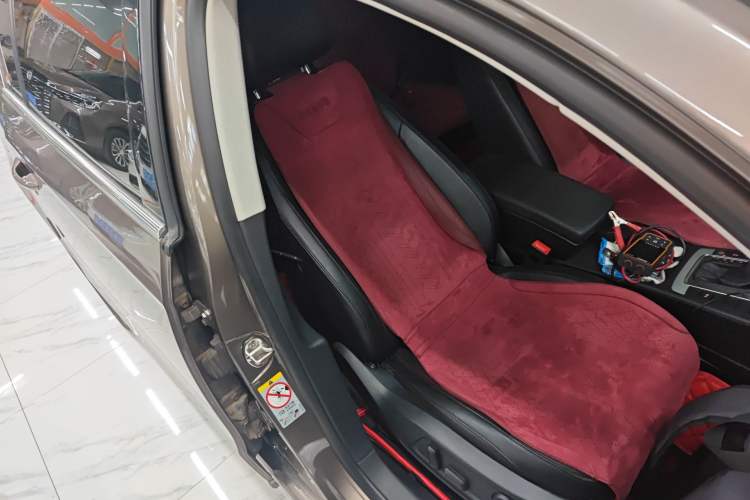 Used Volkswagen Magotan 2015 Facelift 1.8TSI Luxury Model Right Front Seat