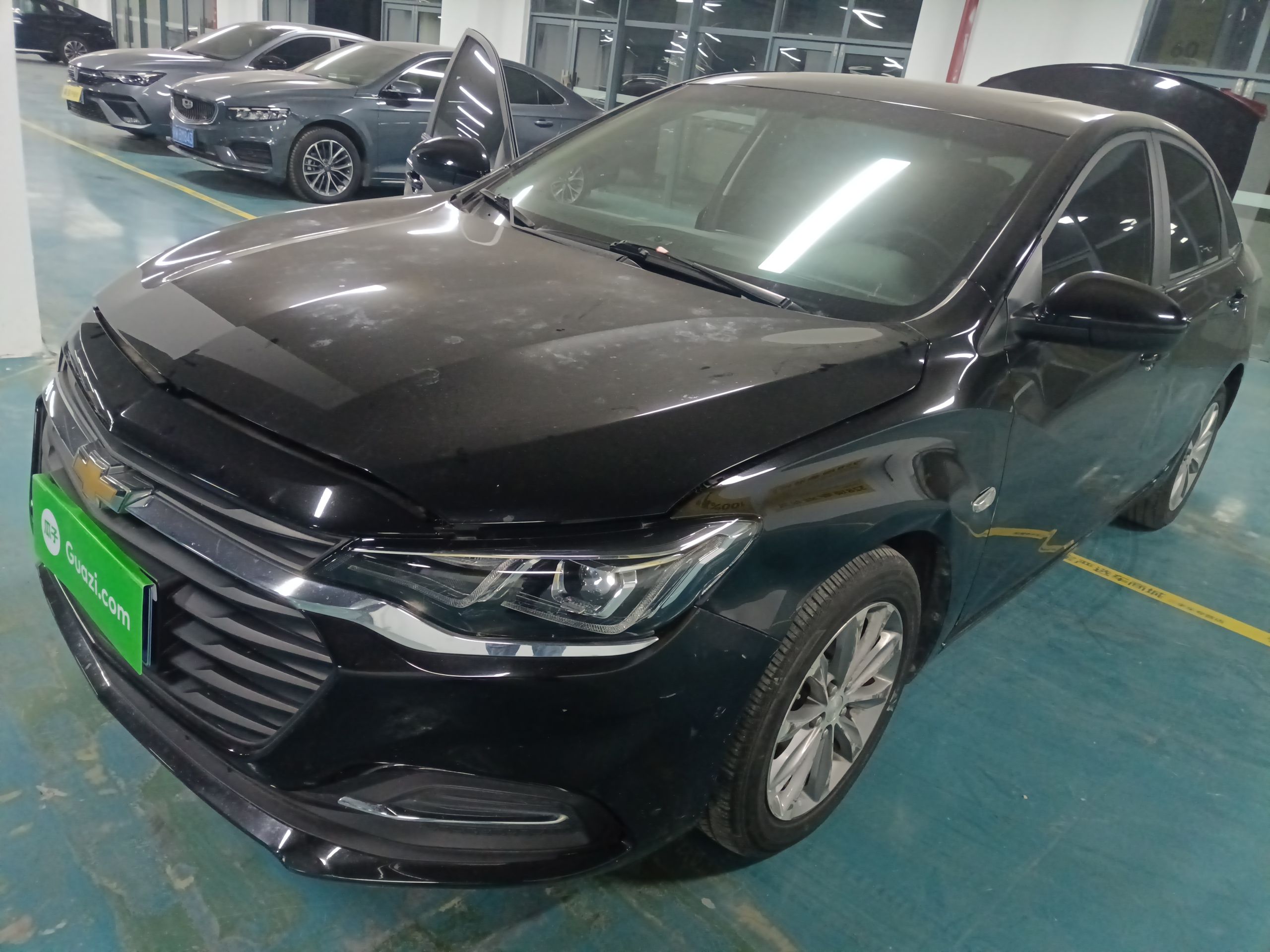 Под передней частью автомобиля