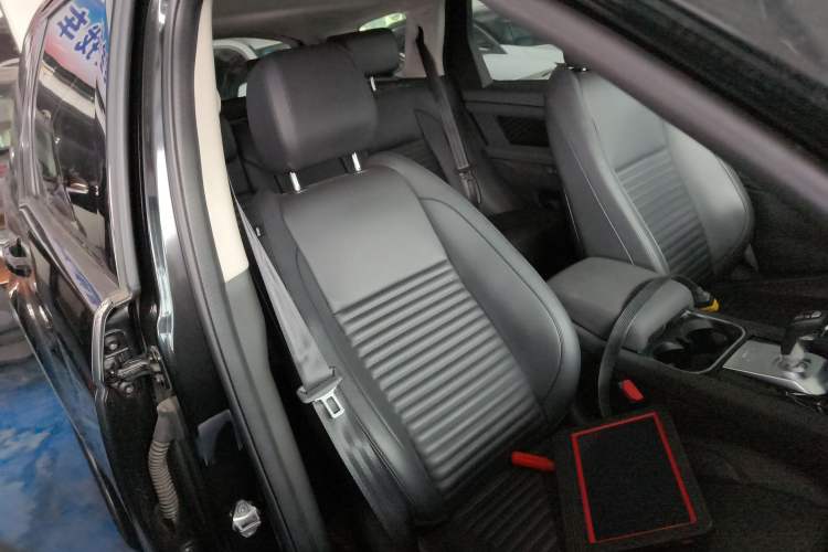 Used Land Rover Discovery Sport 2020 200 PS Family Edition Right Front Seat