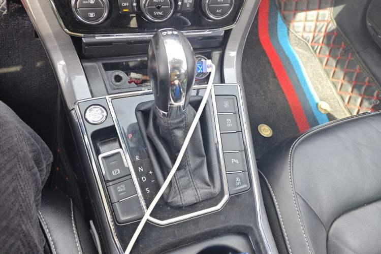 Used Volkswagen Passat 2017 330TSI DSG Luxury Edition Gear Lever