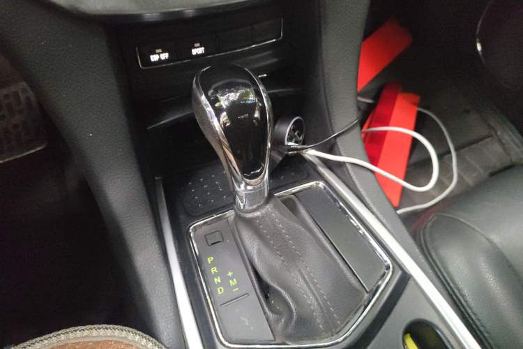 Used JMC Yusheng S350 2014 2.4T Automatic 4x4 Diesel Luxury Version with Sunroof 5 Seats
