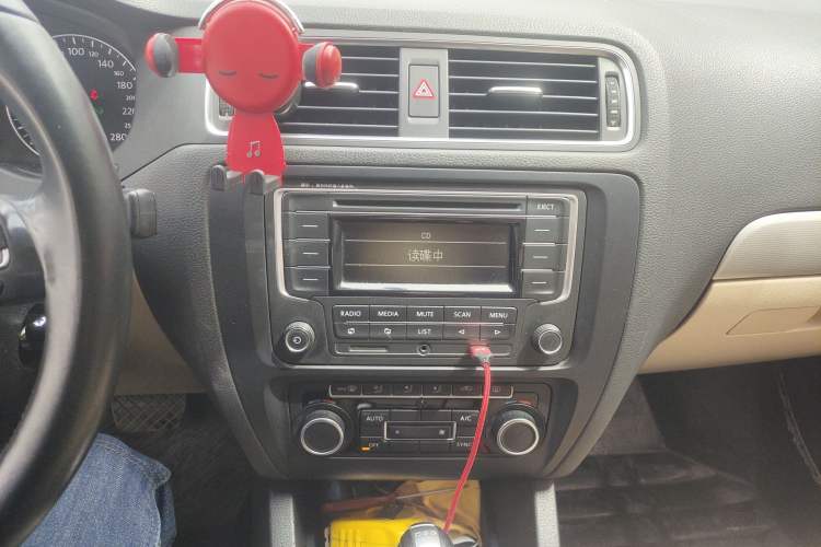 Used Volkswagen Sagitar 2014 1.4TSI Automatic Luxury Model Audio And AC Panel