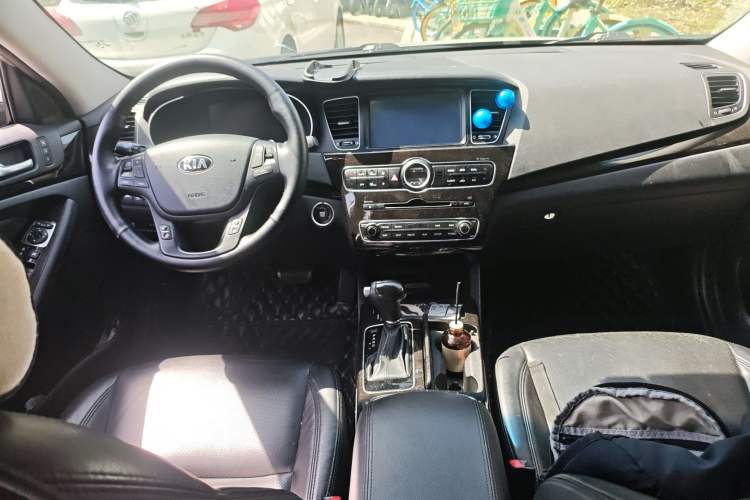 Used Kia Cadenza 2013 2.4L Deluxe Model China IV Center Console