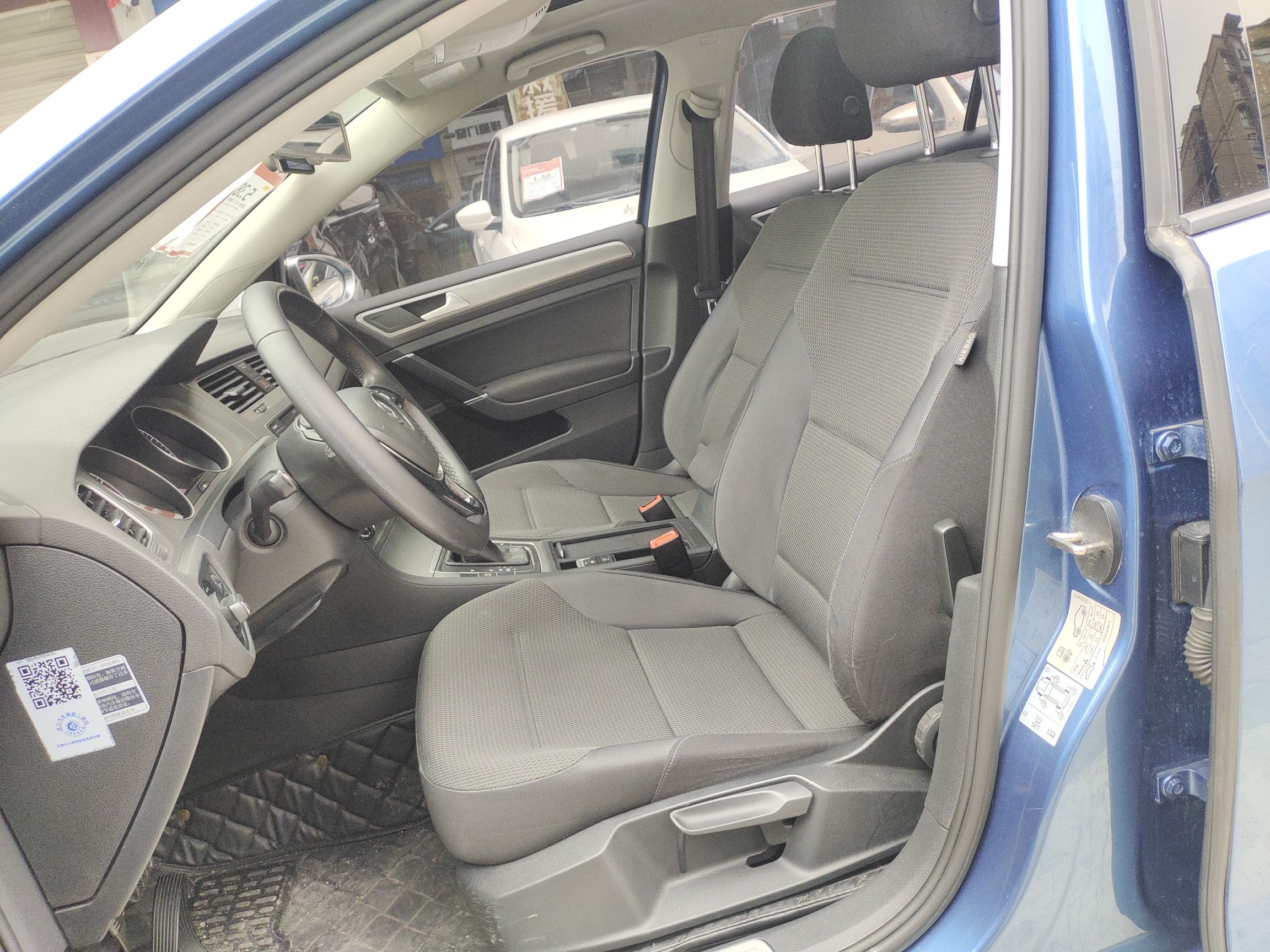 Переднее сиденье в автомобиле