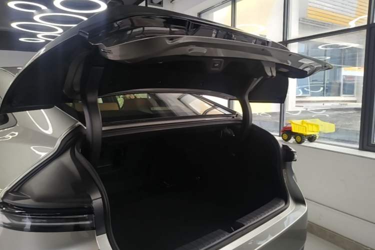 Used Lexus ES 2026 Model 300h Base Version