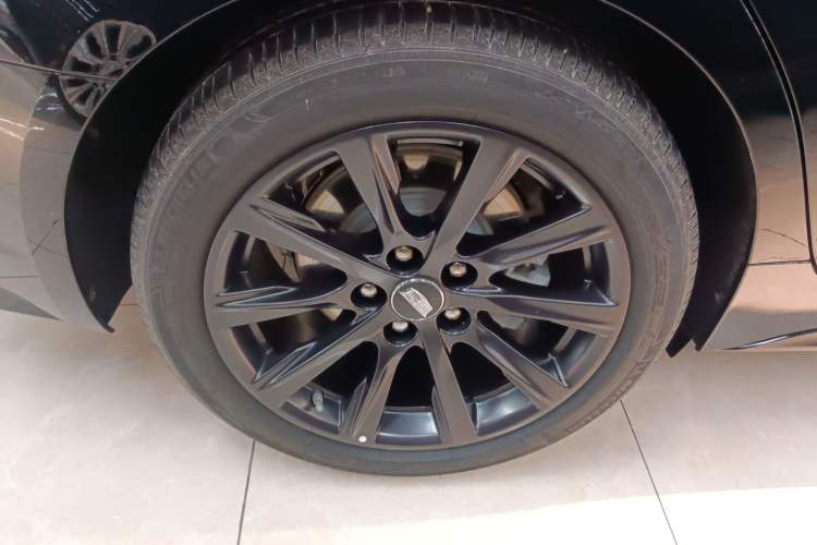 Used Cadillac CT5 2025 28T Track Performance Edition Right Rear Wheel Hub