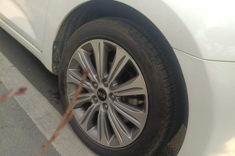 Used Kia K4 2015 1.8L Automatic GLS Special Right Front Wheel Hub