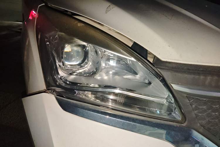 Used HYOSOW H3 2015 1.5L manual Comfort trim level Right Front Headlight