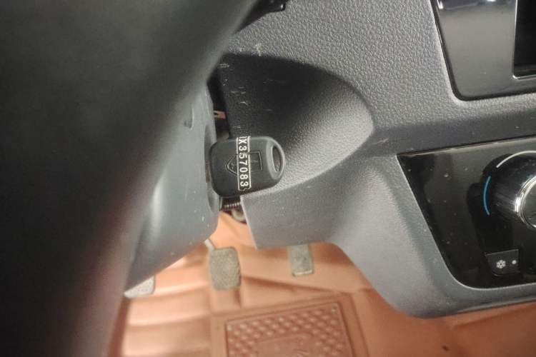 Used Jinbei Hiace X30 2023 1.5L Super-Comfortable Passenger Van 5/6/7-Seater Non-Air-Conditioned Version Model SWC15M Vehicle Key