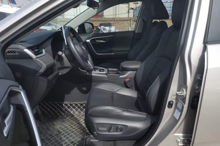 Used Toyota Wildlander 2022 2.0L CVT 4x4 Luxury PLUS Edition
