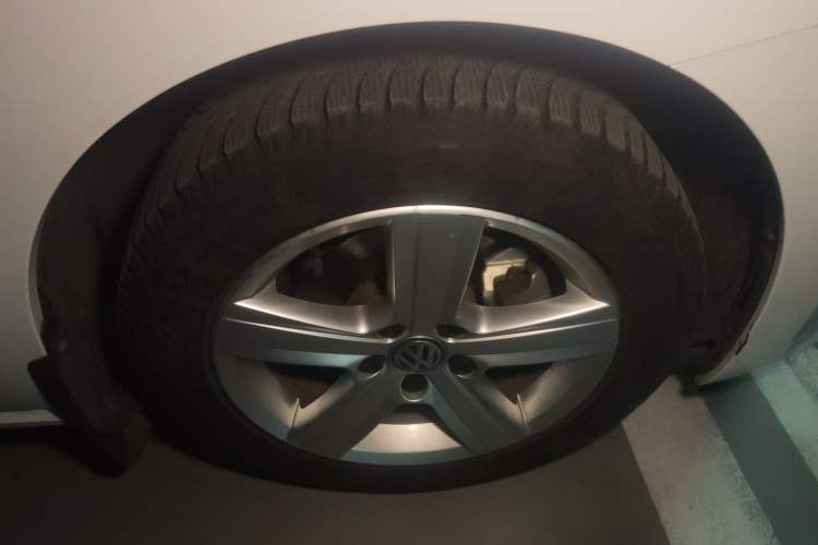 Used Volkswagen Golf Sportsvan 2016 1.6L Automatic Comfort Model Right Front Wheel Hub