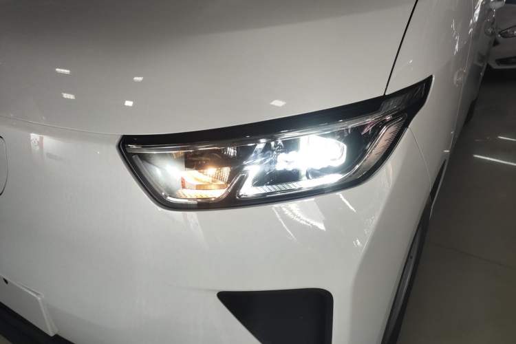 Used Wuling Yangguang 2024 300km Comfort-Grade Passenger Van 60kW Left Front Headlight