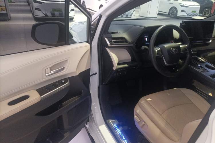 Used Toyota SIENNA 2021 2.5L Hybrid Premium Edition