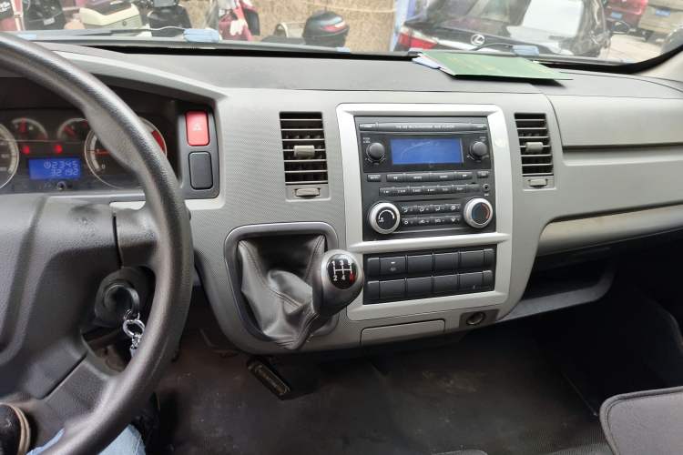 Used Foton Scenic G7 2017 2.0L Short-Wheelbase Commercial Van High Roof 6-Seater 4Q20M
