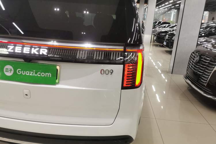 Used Zeekr 009 2024 Six-Seat Executive Version 4WD 108 kWh Right Rear Taillight