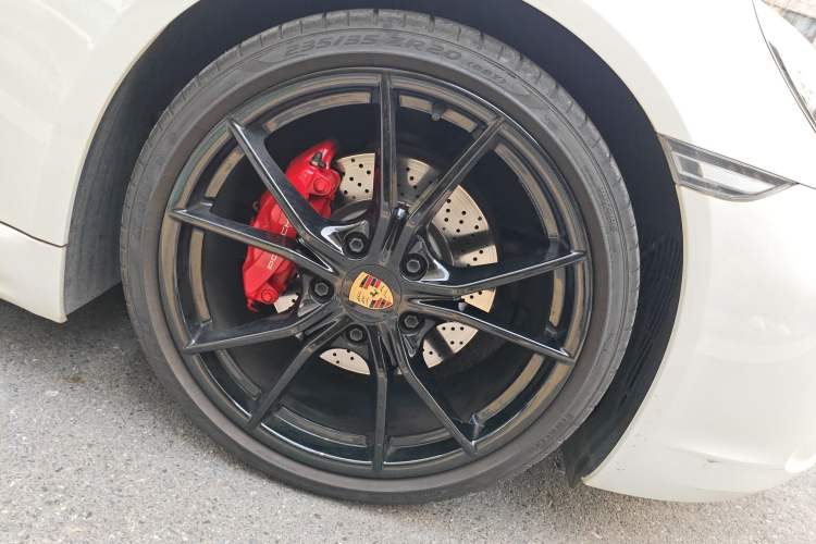 Used Porsche 718 2022 Boxster 2.0T Right Front Wheel Hub