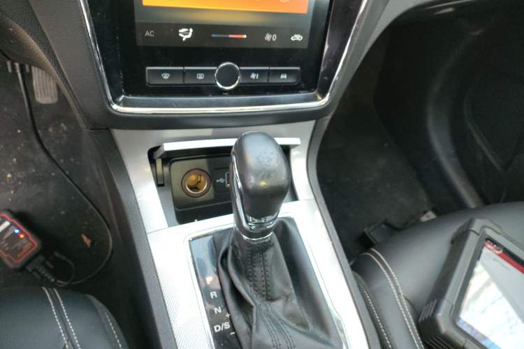 Used Roewe RX5 2020 20T Automatic 4G Connected Million Edition Gear Lever