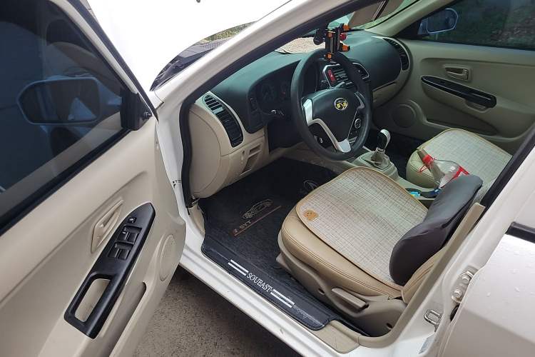 Used Soueast V3 Lingyue 2015 1.5L Manual Happiness Edition Driver Seat