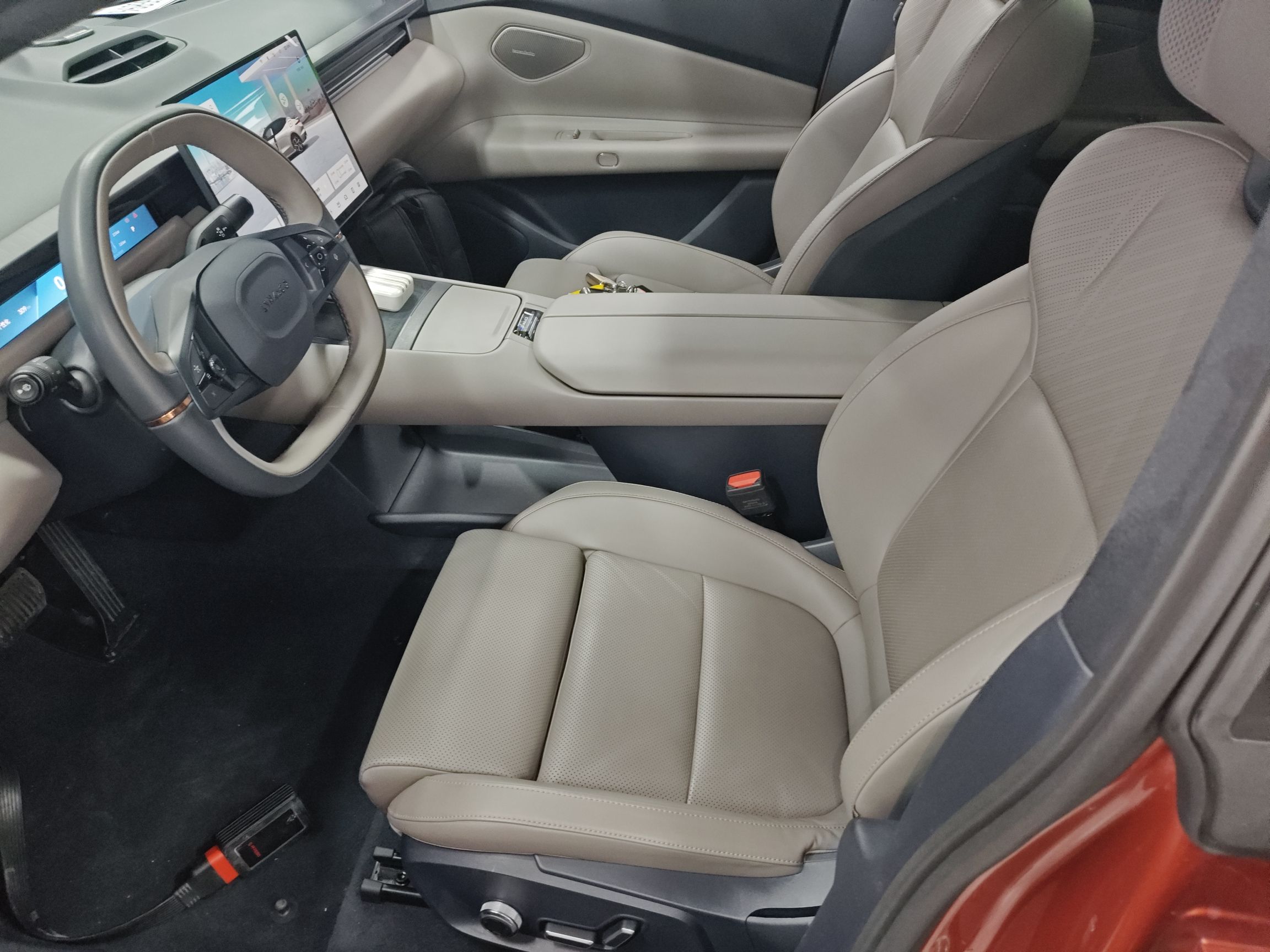 المقاعد الأمامية داخل السيارة