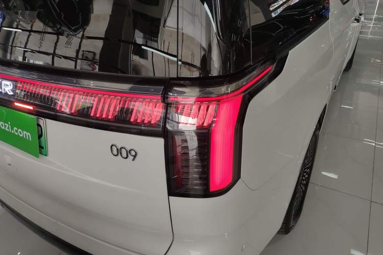 Used Zeekr 009 2024 Six-Seat Executive Version 4WD 108 kWh Exterior 3