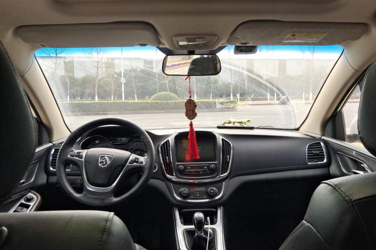 Used Baojun 560 2015 1.8L manual luxury version
