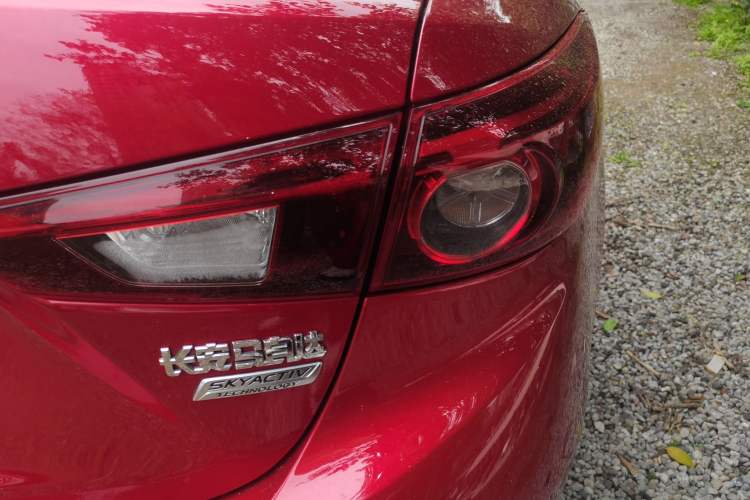 Used Mazda 3 Axela 2014 Sedan 1.5L Manual Comfort Model Exterior 3