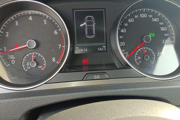 Used Volkswagen Golf 2015 1.4TSI Automatic Comfort Model Odometer Close Up