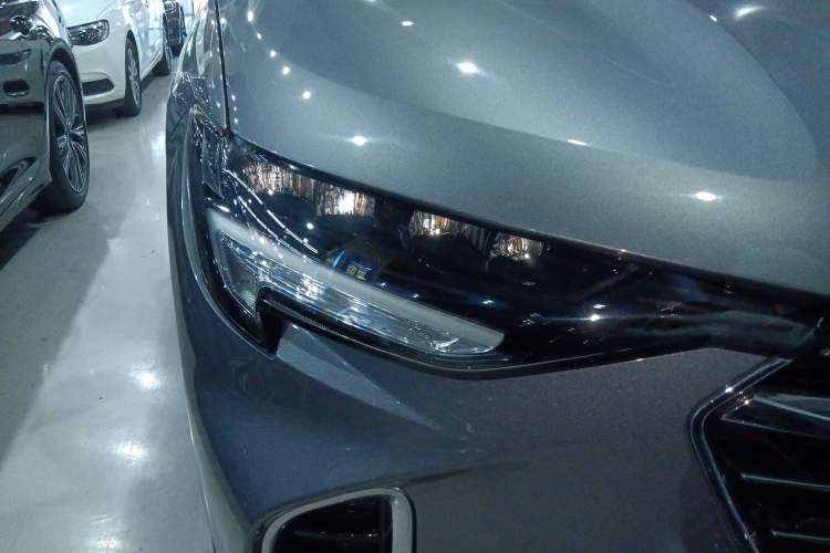 Used Buick Envision 2022 Encore S 552T Two-Wheel-Drive Luxury Model Right Front Headlight