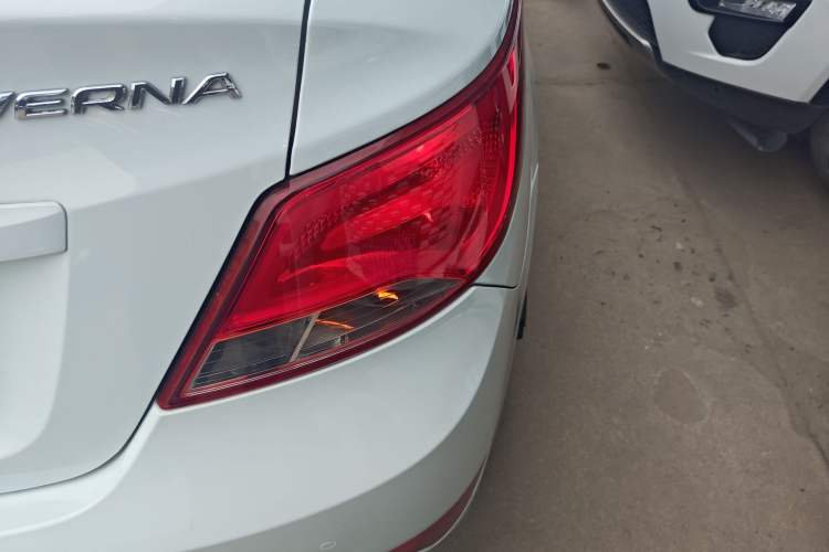 Used Hyundai Verna (older generation) 2014 1.4L Automatic Smart GLS Right Rear Taillight