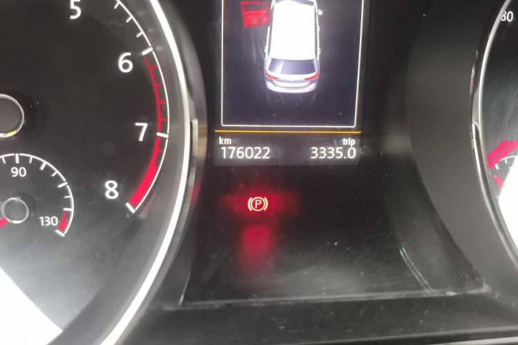 Used Volkswagen Touran 2016 Volkswagen Touran L 280TSI DSG Luxury Edition Odometer Close Up