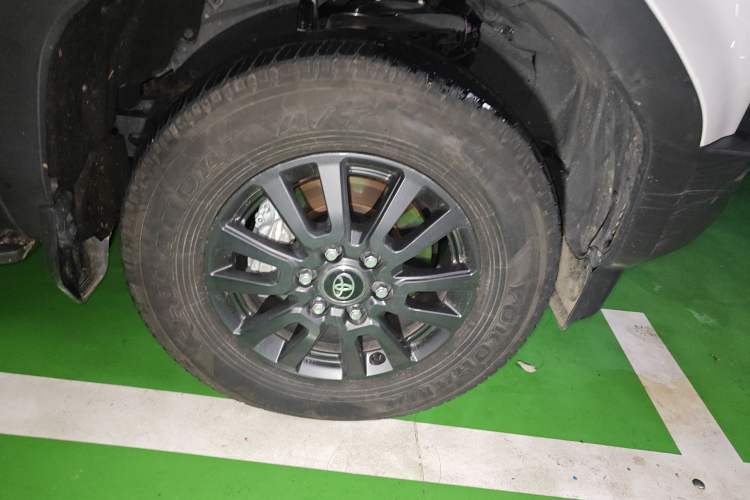 Used Toyota Prado 2024 2.4T Cross-Border BX Edition 5 Seats Right Front Wheel Hub