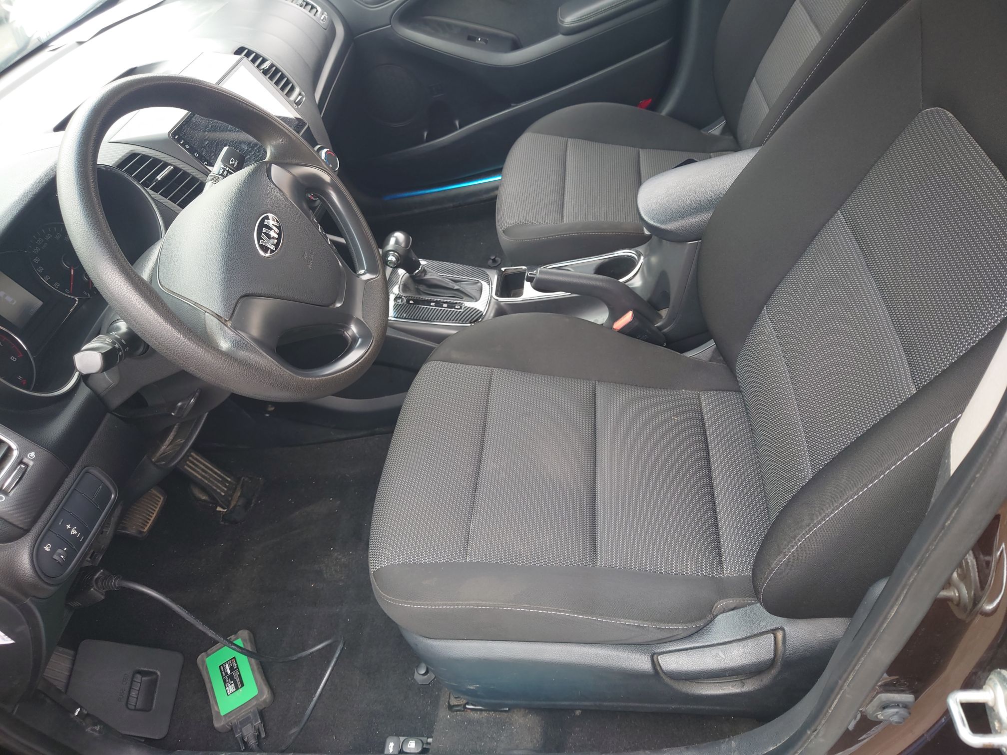 المقاعد الأمامية داخل السيارة