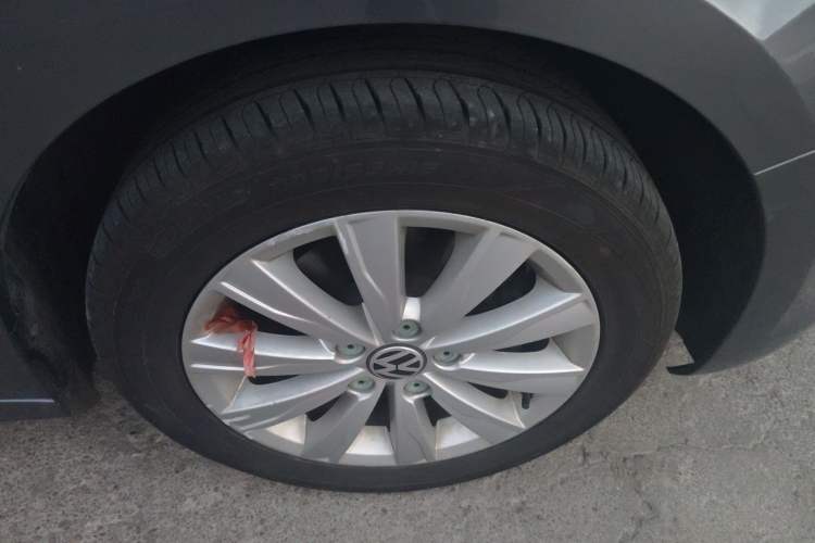 Used Volkswagen Sagitar 2014 1.4TSI Automatic Luxury Model Right Front Wheel Hub