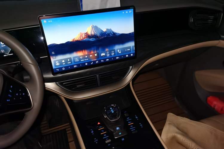 Used Denza D9 2022 DM-i 1040 Prestige Model
