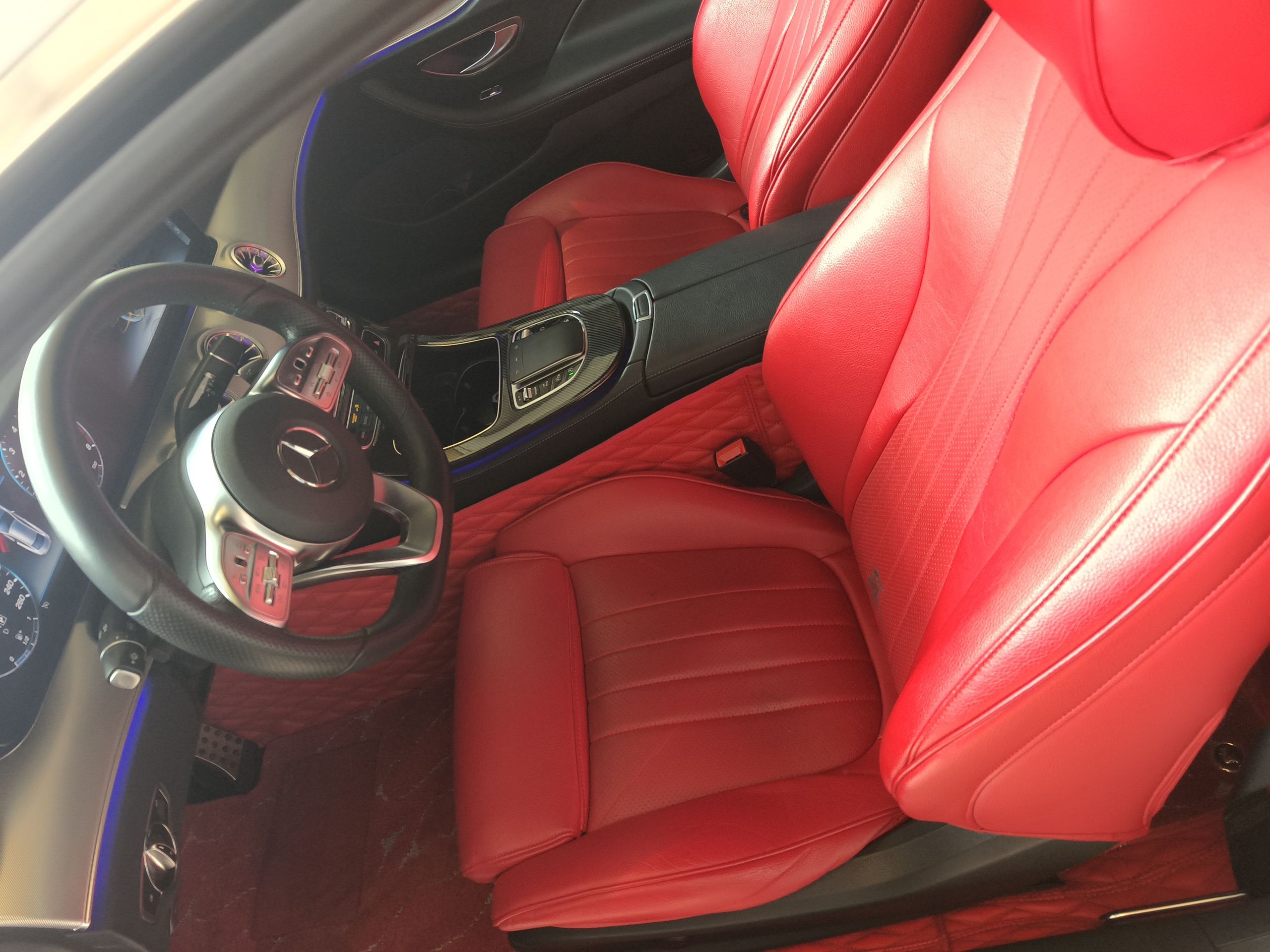 المقاعد الأمامية داخل السيارة