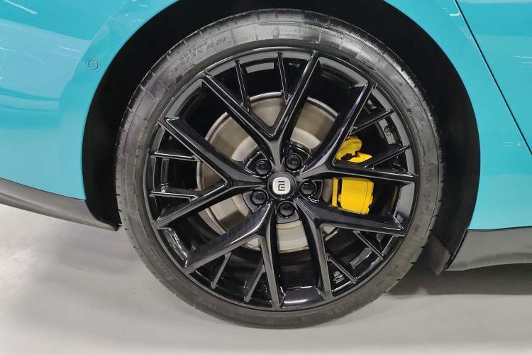 Used Xiaomi Auto SU7 2024 Four-Wheel Drive Ultra-Long Range Advanced Intelligent Driving Max Edition Right Rear Wheel Hub