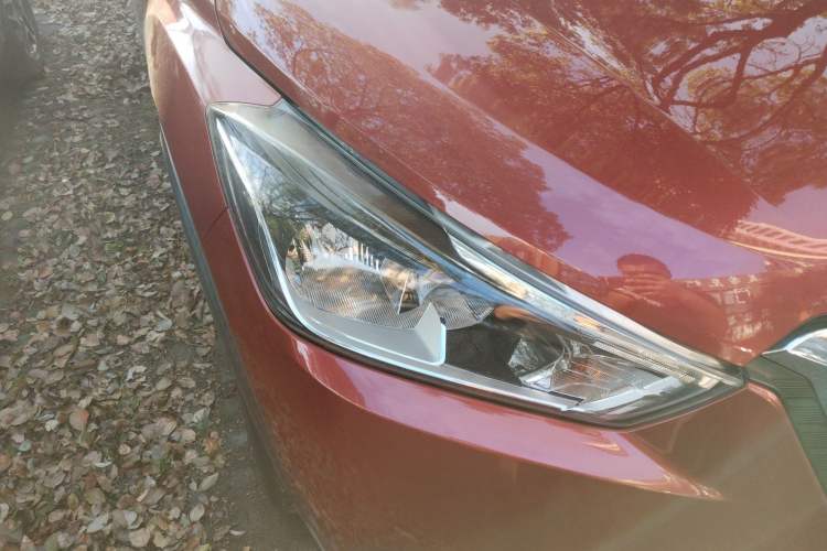 Used Nissan Kicks 2017 1.5L CVT Smart Drive Edition Right Front Headlight