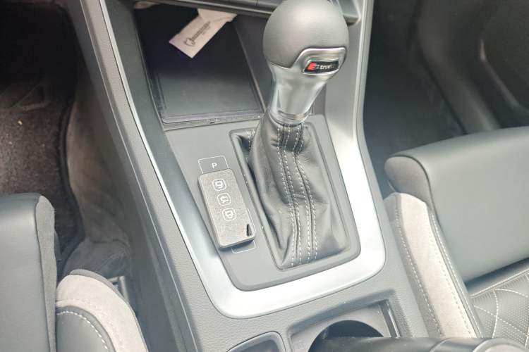 Used Audi Q3 2025 quattro 45th Anniversary Edition 40TFSI Fashionable and Dynamic Model Gear Lever