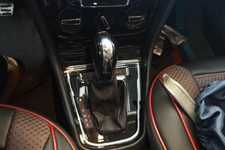 Used Volkswagen C-TREK 2018 1.5L Automatic Comfort Model Gear Lever